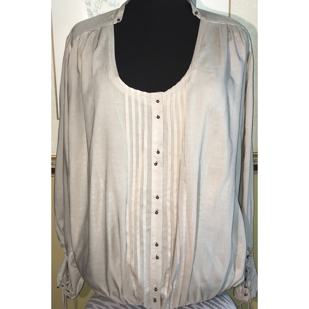 👡NWOT👡GUESS Blouse👡